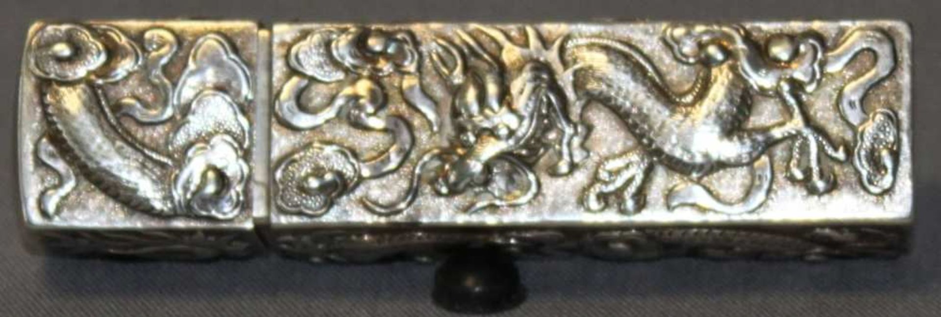 # Silber. Hochrechteckige Nadeldose mit abnehmbarem Deckel, an der Außenseite mit einem ornamentalen - Image 2 of 2