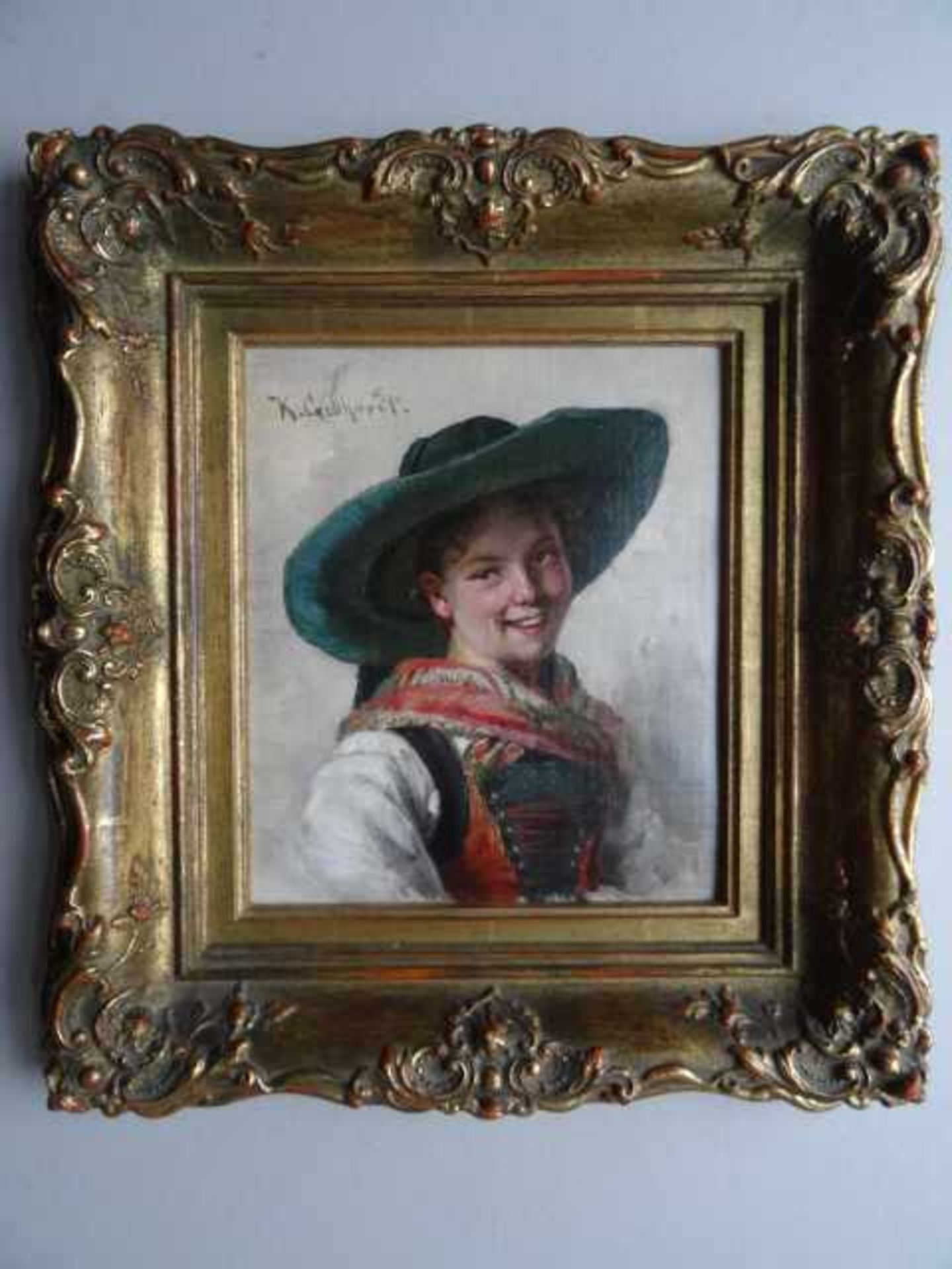 Gebhardt, Karl (d.J.) (München 1860 - 1917). Trachtenmädchen mit Hut. Öl auf Karton. Um 1890. Oben