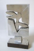 Vlavianos, Nicolas (Athen 1929). Gefangener Vogel. (Arvore Presa). Skulptur aus poliertem