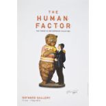 Koons, Jeff (York, Pennsylvania 1955). Bear and Policeman, 1988. Plakat zur Ausstellung 'The Human