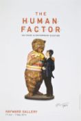 Koons, Jeff (York, Pennsylvania 1955). Bear and Policeman, 1988. Plakat zur Ausstellung 'The Human