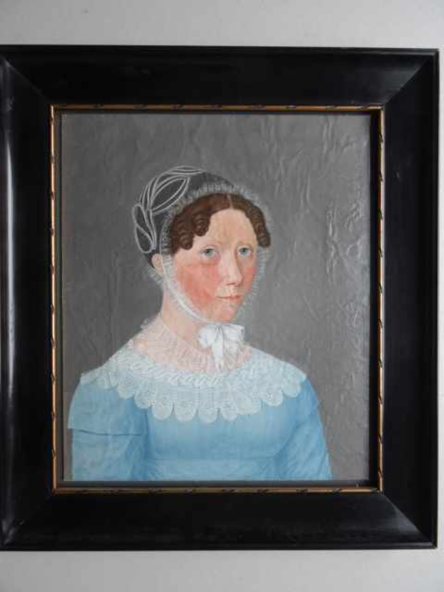 Anonym.- Porträt einer Dame in blauem Kleid. Aquarell und Deckfarben auf Papier, auf Pappe