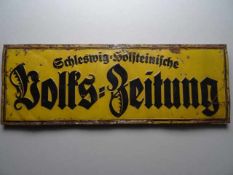 Volks-Zeitung, Schleswig-Holsteinische. Blechschild um 1930. Schwarze Schrift auf gelbem Grund. 27 x