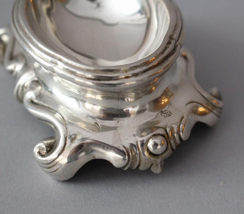 Augsburg silver salt bowl, oval form with shaped base in scroll ending, hand chased with Augsburg - Image 3 of 3