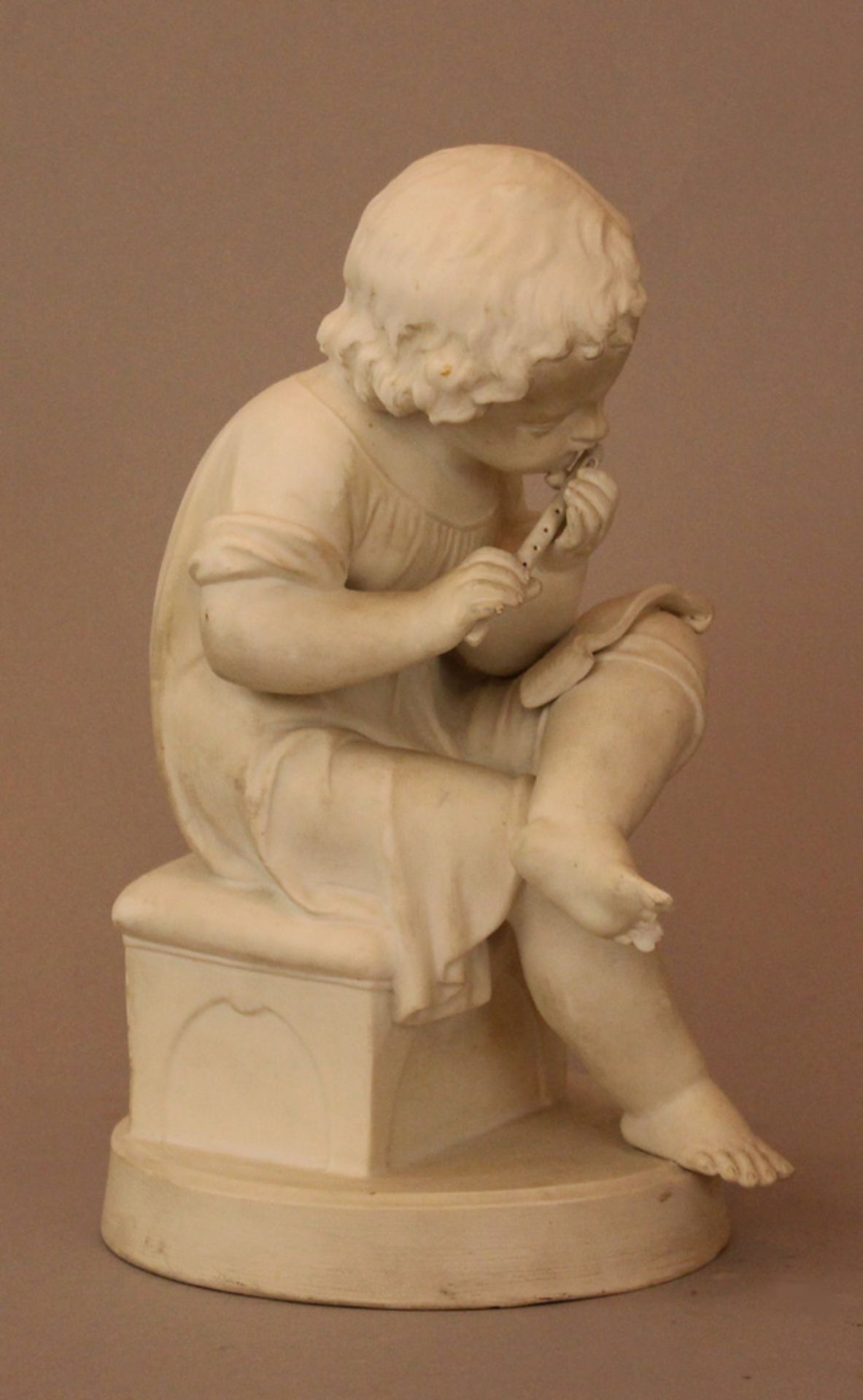 Small biscuit porcelain figure of a sitting young boy playing a pipe; Vienna or Bohemian mid of 19th - Bild 3 aus 3