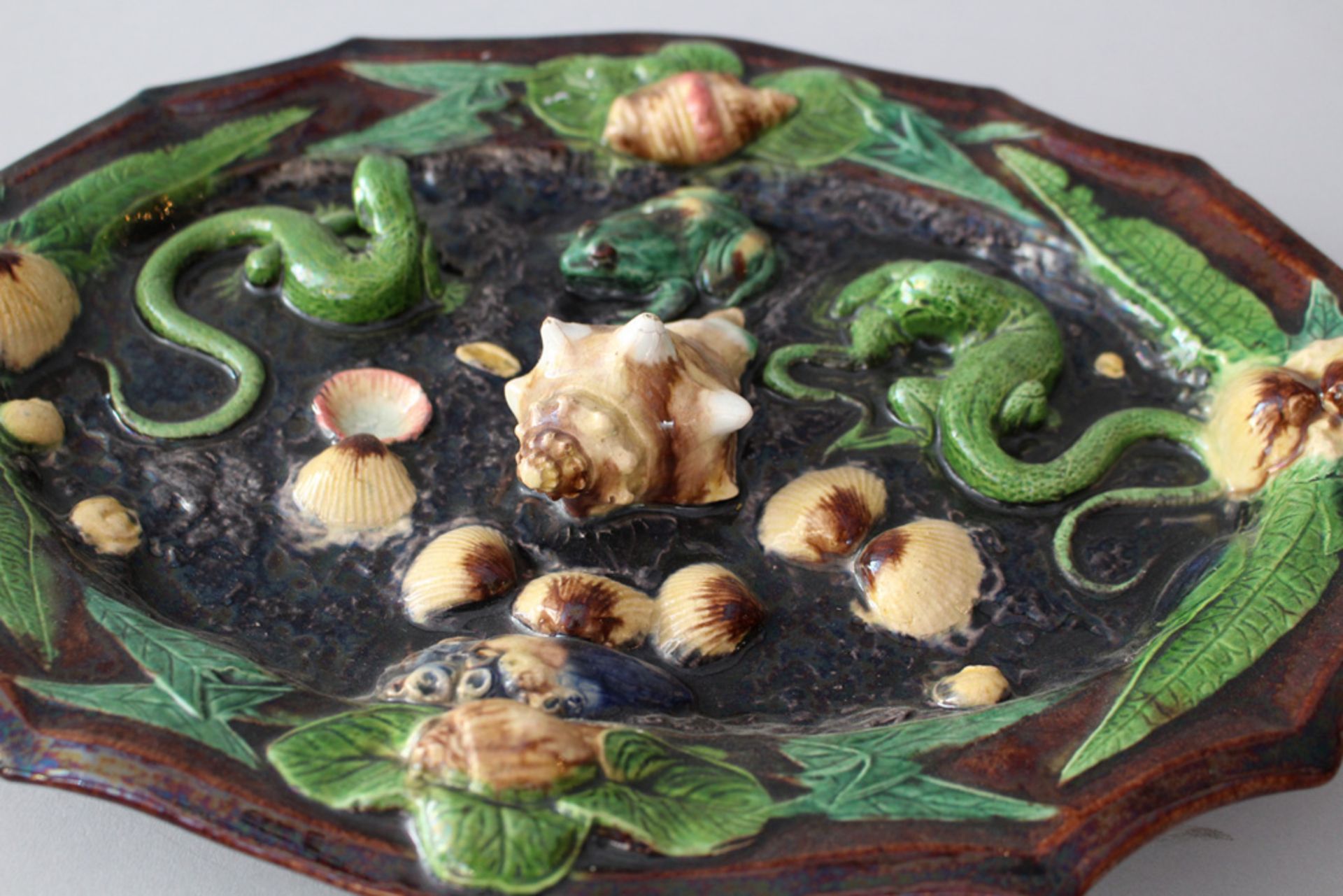 Bernard Palissy (1510-1589)-attributed, Ceramic dish with shells, lezards, leaves and a frog, - Bild 2 aus 3