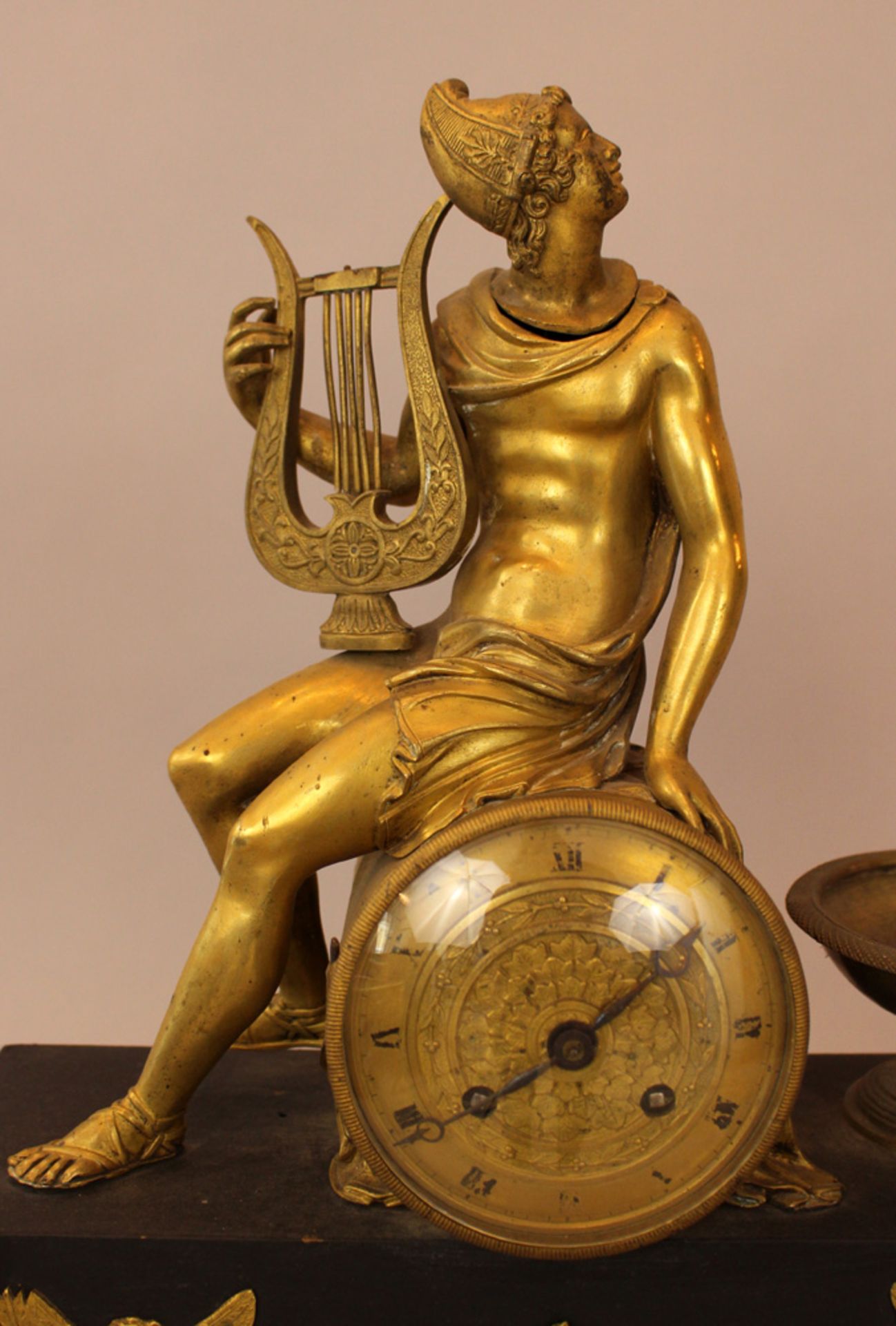 Empire clock with Hermes and the lyra on top, bronze mantel partly gilded and ebonised with round - Bild 3 aus 3