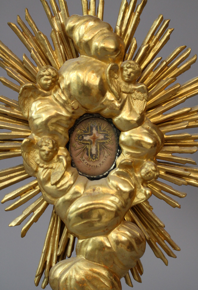 Monstrance on round foot with thin column, fluted and wood carved, turned; a reliquary on top - Image 2 of 3