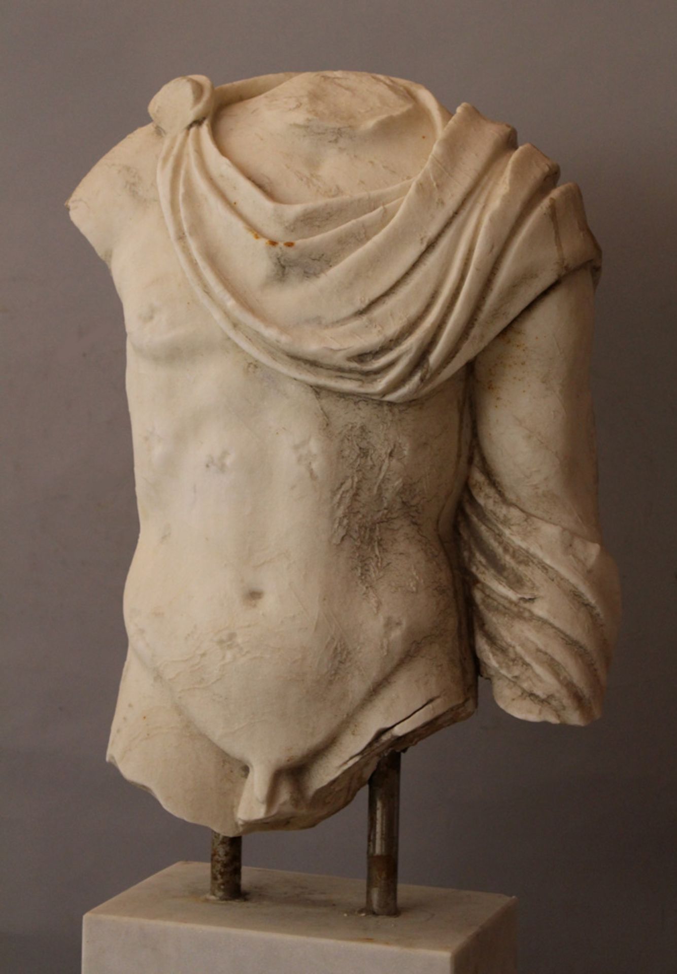 Wide marble torso of a Roman male nude with toga in ancient style; parts missing, weathered, parts - Bild 2 aus 3