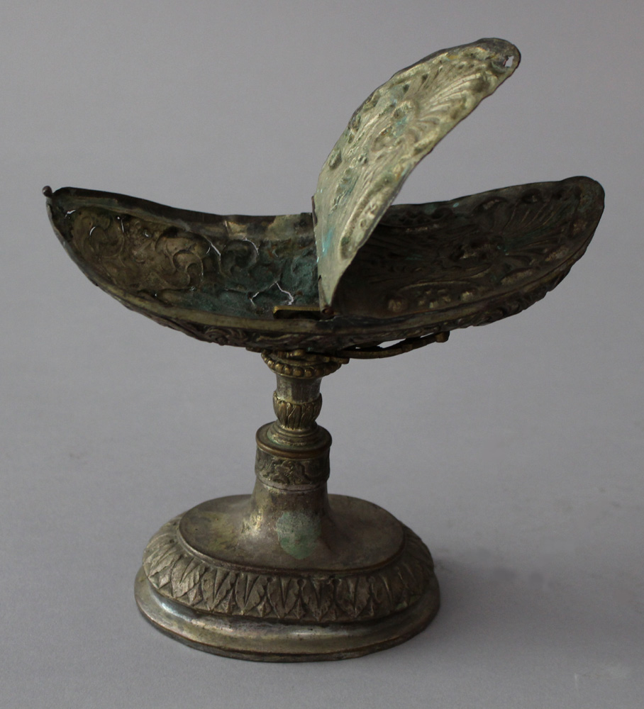 Incense boat with one lid to be open, on collumn foot and oval base; chased cupper with floral - Image 3 of 3