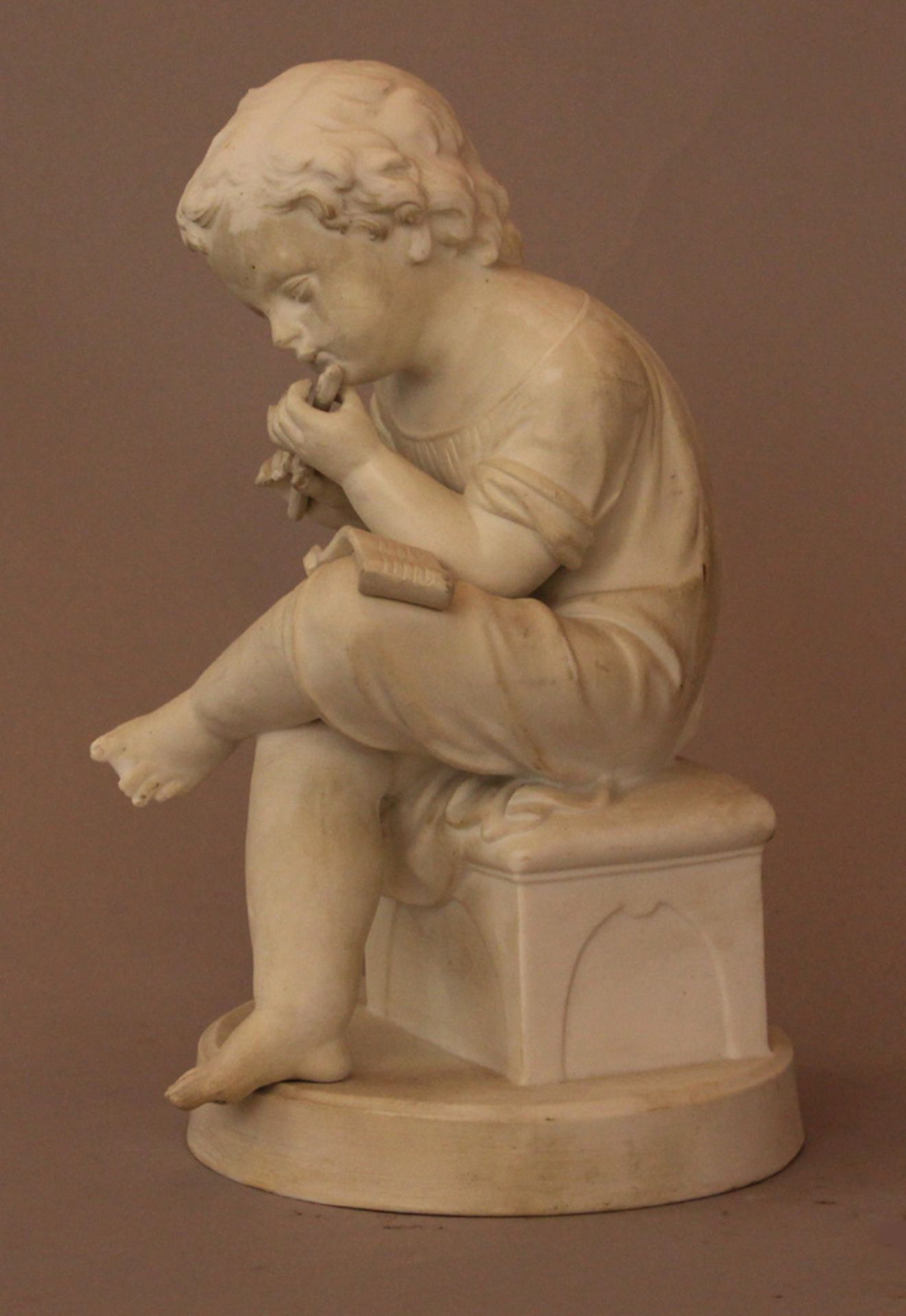 Small biscuit porcelain figure of a sitting young boy playing a pipe; Vienna or Bohemian mid of 19th - Bild 2 aus 3