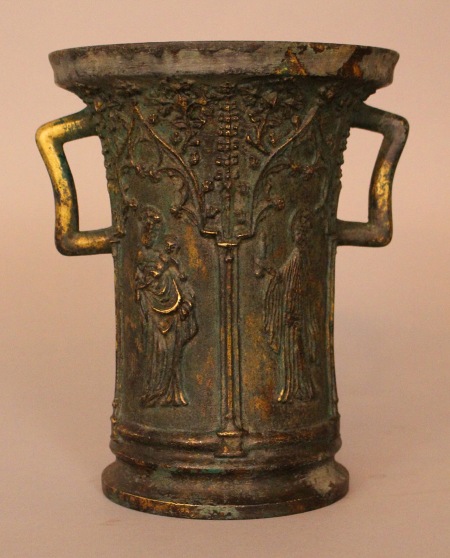 Vessel in Gothic manner, bronze cast with figures and ornaments in half relief; two handgrips, - Bild 2 aus 3