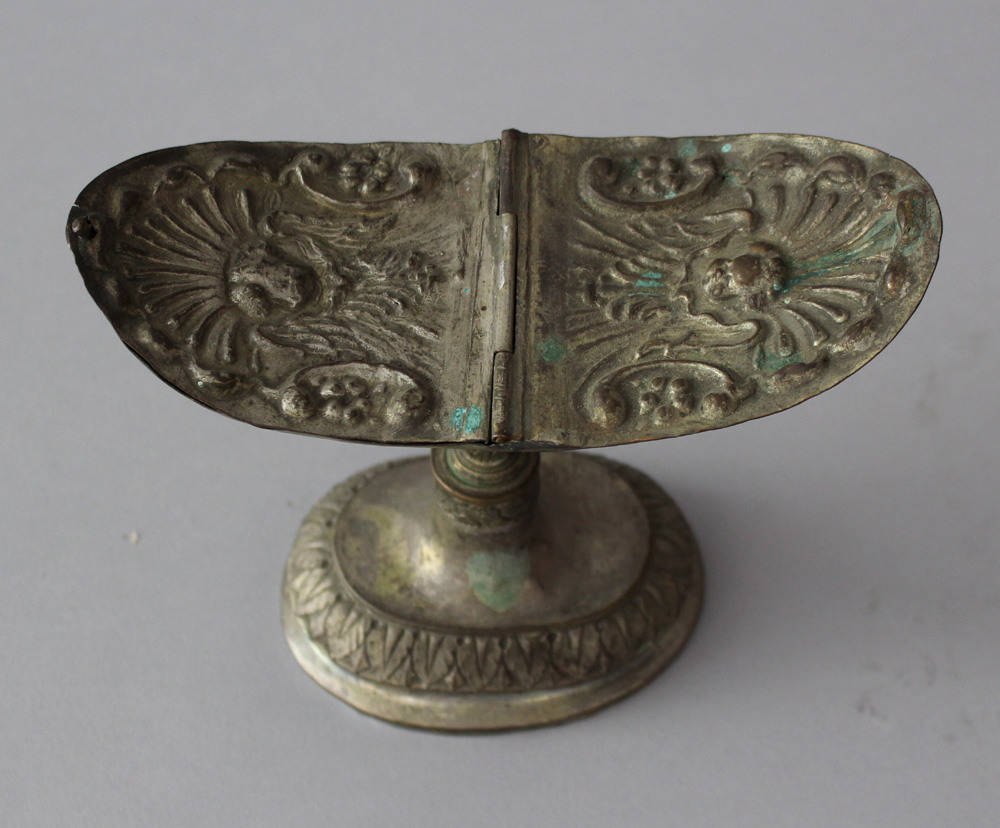 Incense boat with one lid to be open, on collumn foot and oval base; chased cupper with floral - Image 2 of 3