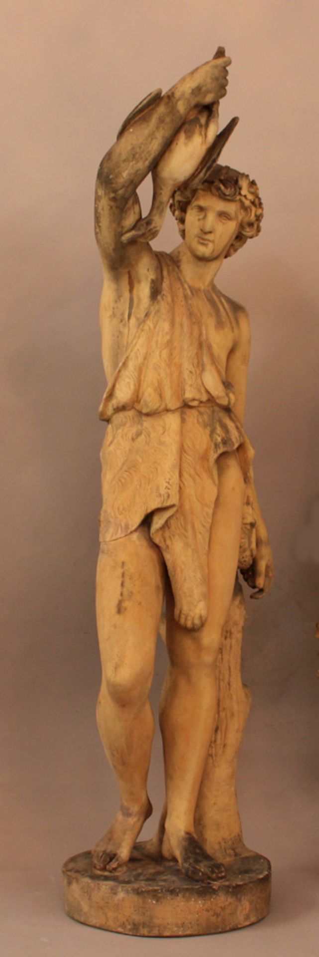 A pair of Vienna terracotta sculptures of a classical dressed girl holding a fish with toga and - Bild 2 aus 3