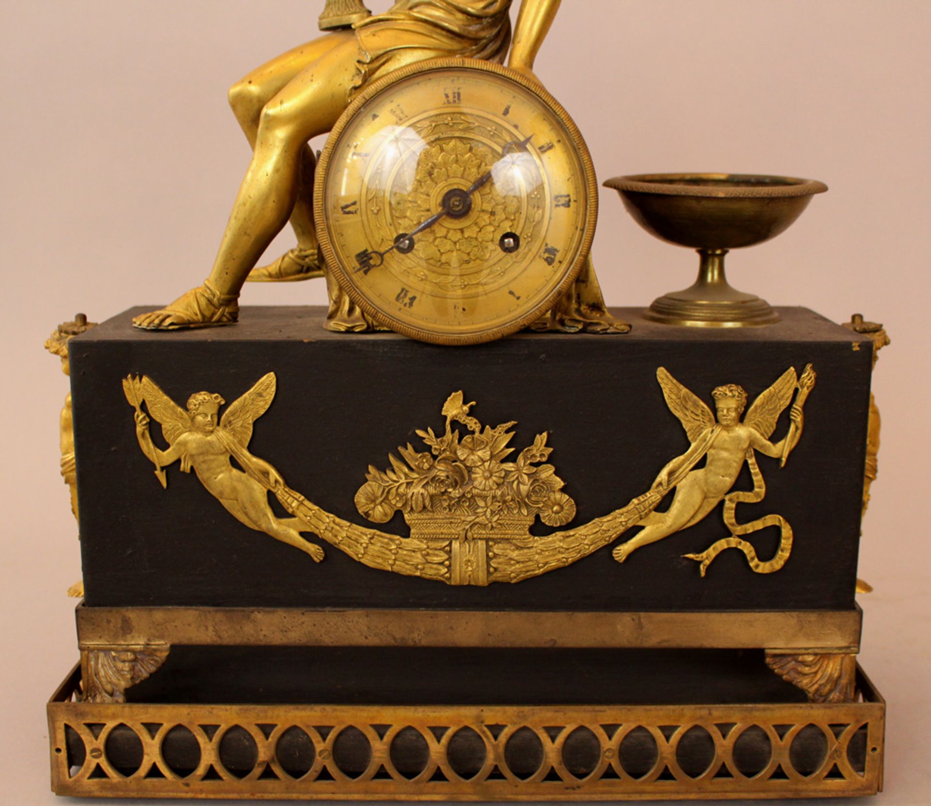 Empire clock with Hermes and the lyra on top, bronze mantel partly gilded and ebonised with round - Bild 2 aus 3