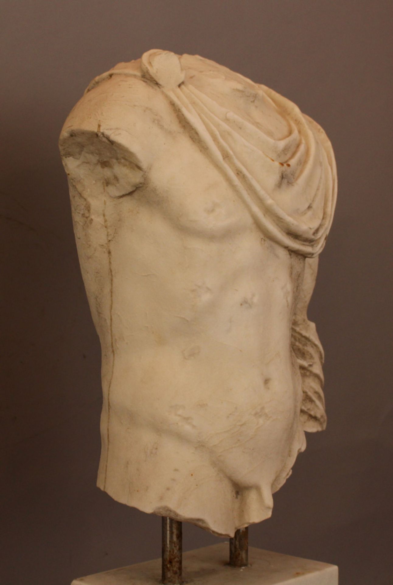 Wide marble torso of a Roman male nude with toga in ancient style; parts missing, weathered, parts - Bild 3 aus 3