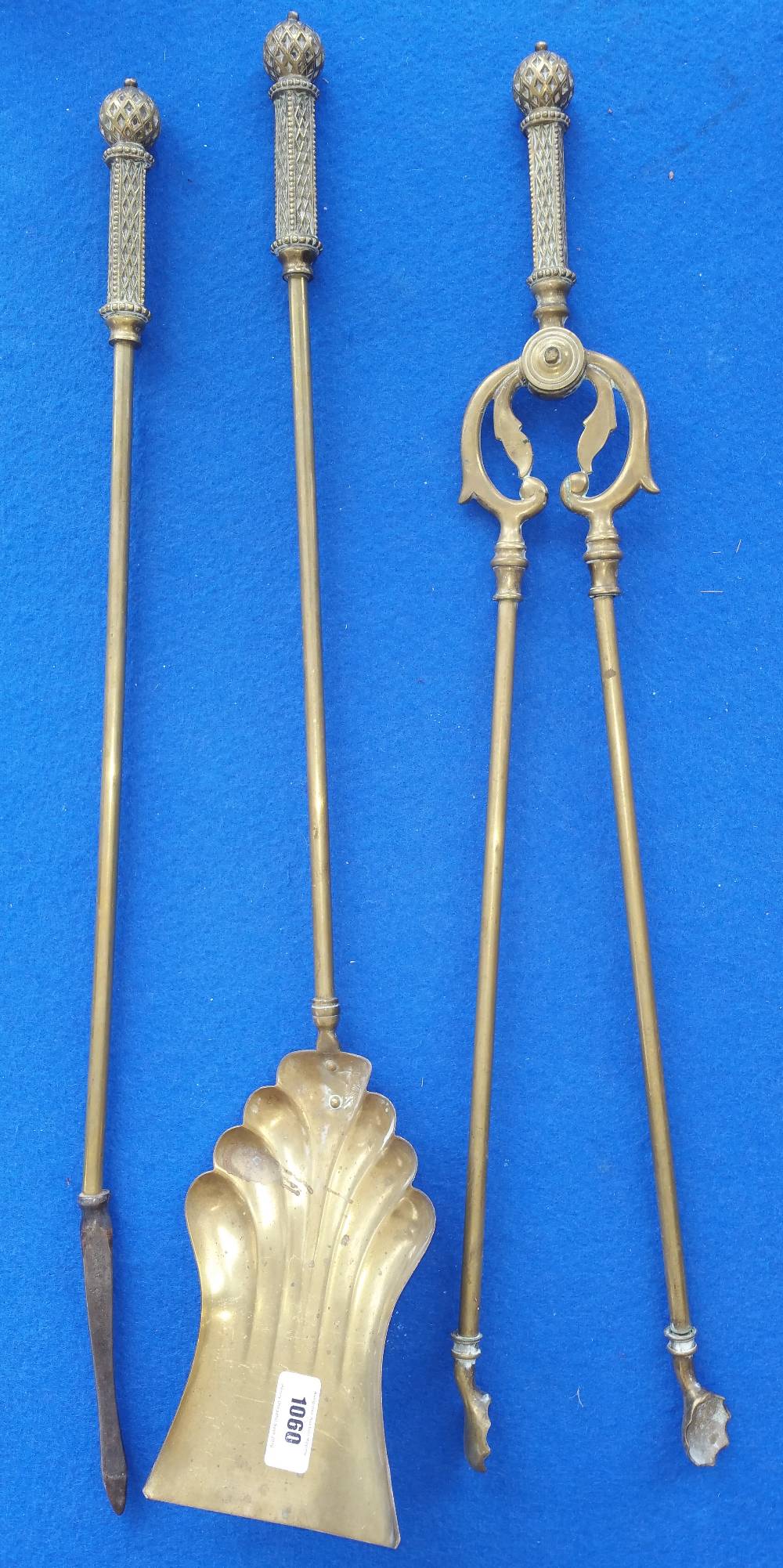 A GOOD EARLY 20TH CENTURY BRASS FIRE COMPANION SET.