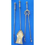 A GOOD EARLY 20TH CENTURY BRASS FIRE COMPANION SET.