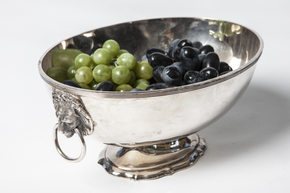 A LOVELY SILVER-PLATED REED & BARTON CENTRE PIECE/FRUIT BOWL with lion mask drop ring handles (Sir