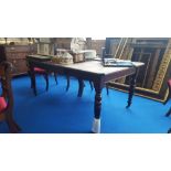 A VERY GOOD 20TH CENTURY MAHOGANY EXTENDING DINING TABLE with one leaf, standing on turned