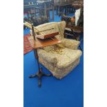 AN EARLY 20TH CENTURY MUSIC STAND with a walnut top, brass support and a cast iron base along with a