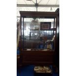 A VERY GOOD MODERN MAHOGANY DISPLAY CABINET with two glass shelves and sliding glass doors with a