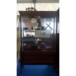 A VERY GOOD MODERN MAHOGANY DISPLAY CABINET with two glass shelves and sliding glass doors with a