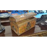 A HAND PAINTED LATE 19TH/EARLY 20TH CENTURY JEWELLERY BOX.