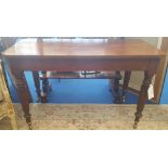 A 19TH CENTURY MAHOGANY SIDE TABLE with reeded supports.