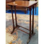 AN EDWARDIAN MAHOGANY SIDE WINE TABLE.