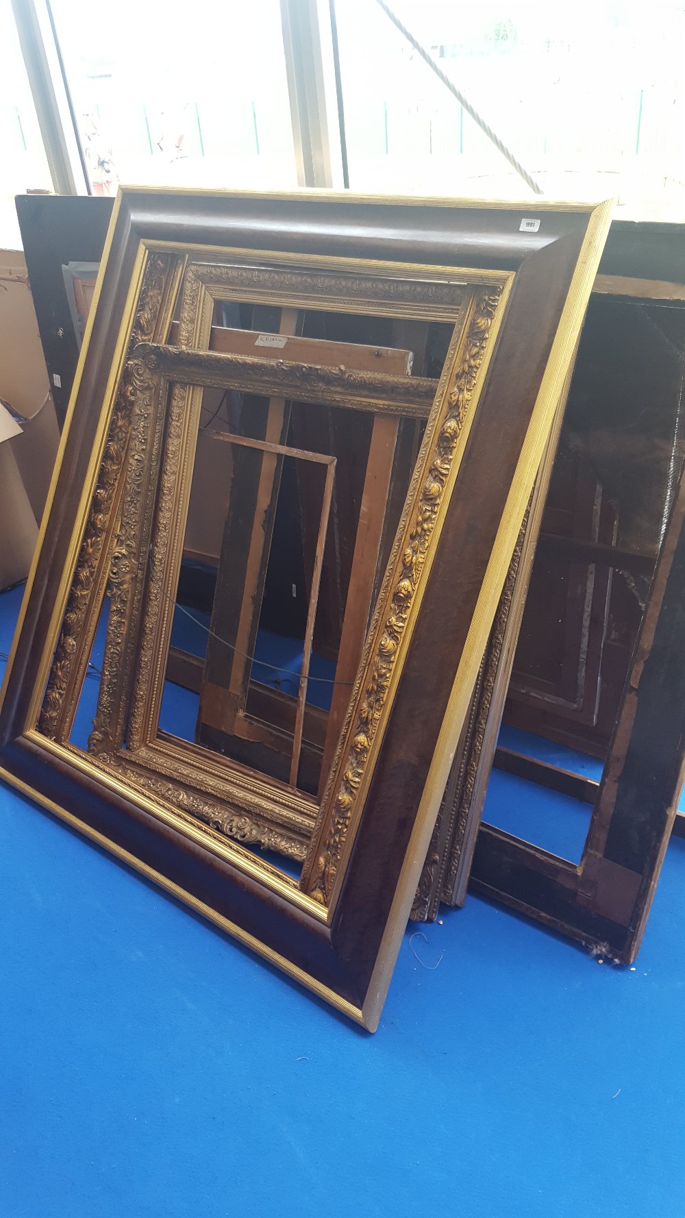 A QUANTITY OF LARGE GILT PICTURE FRAMES.