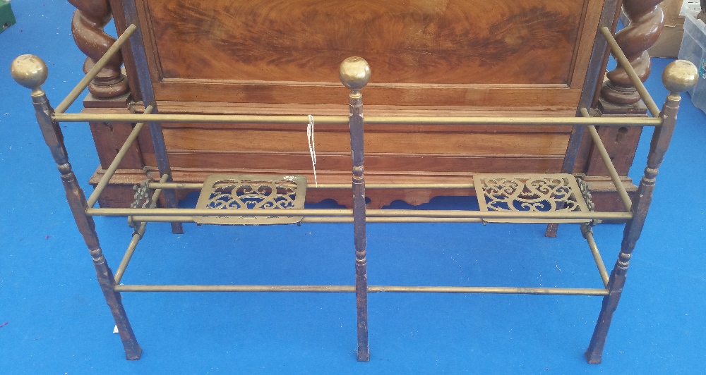 A FABULOUS LATE 18TH/ EARLY 19TH CENTURY BRASS AND CAST IRON FENDER with two adjustable trivets.