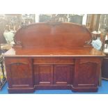 A GOOD EARLY 19TH CENTURY MAHOGANY SIDEBOARD.