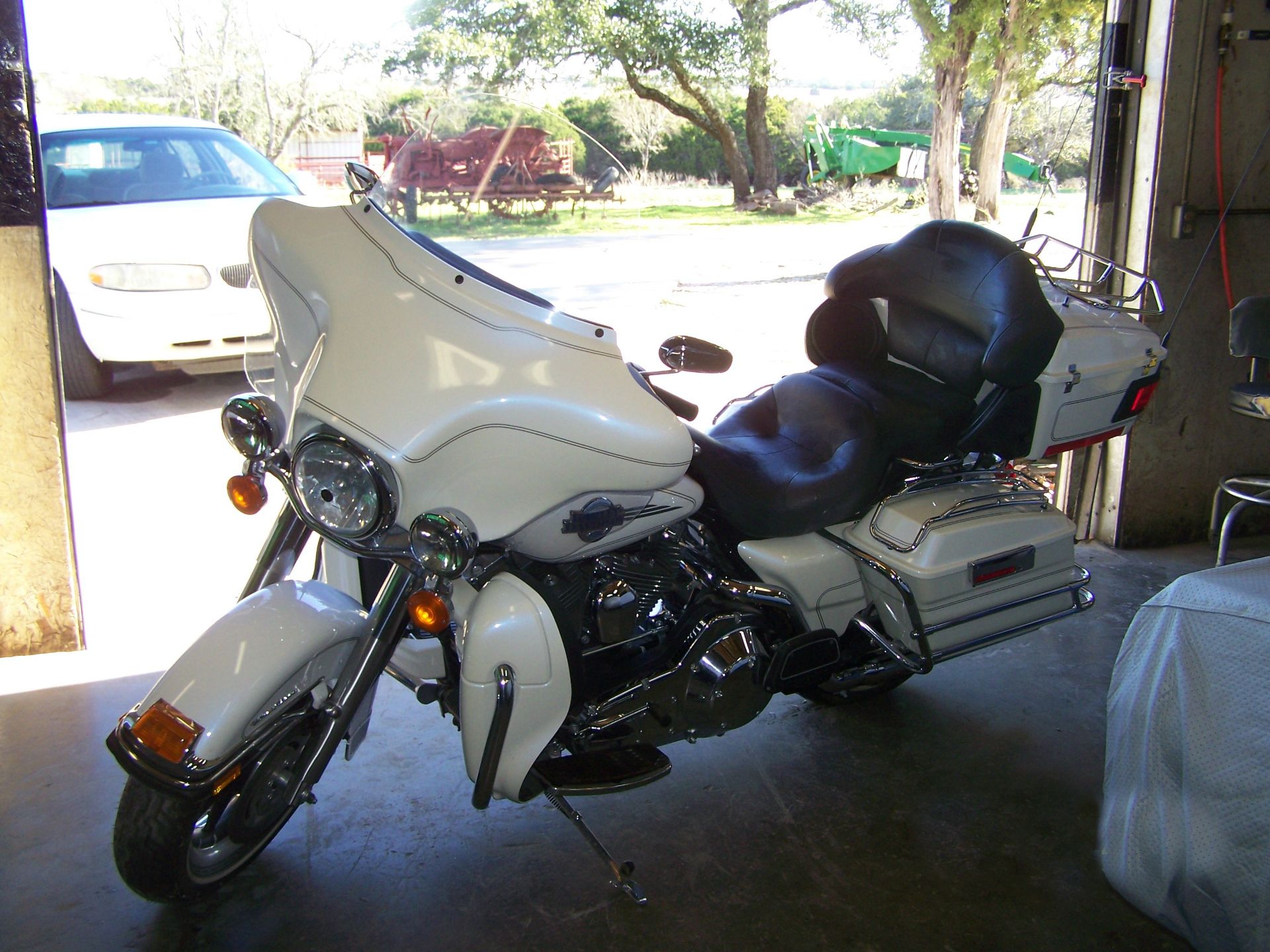 Harley Davidson Ultra Classic Electra Glide Motorcycle with CB & Intercom, Belt Drive, 5 Speed
