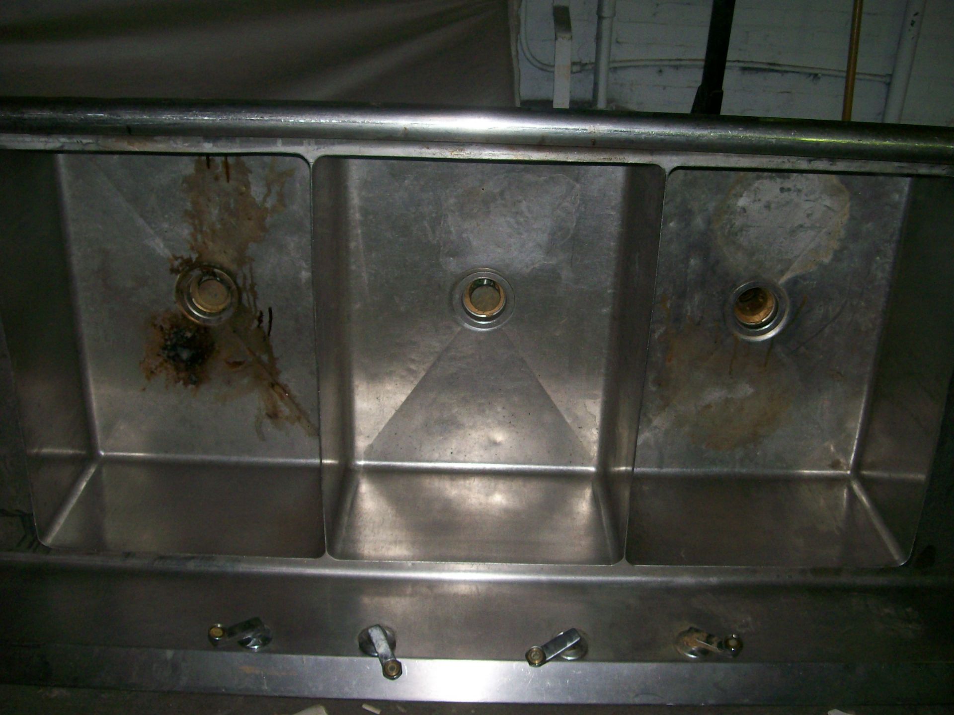 3-COMPARTMENT SHEET PAN SINK W/FAUCETS 136X35 - Image 2 of 3