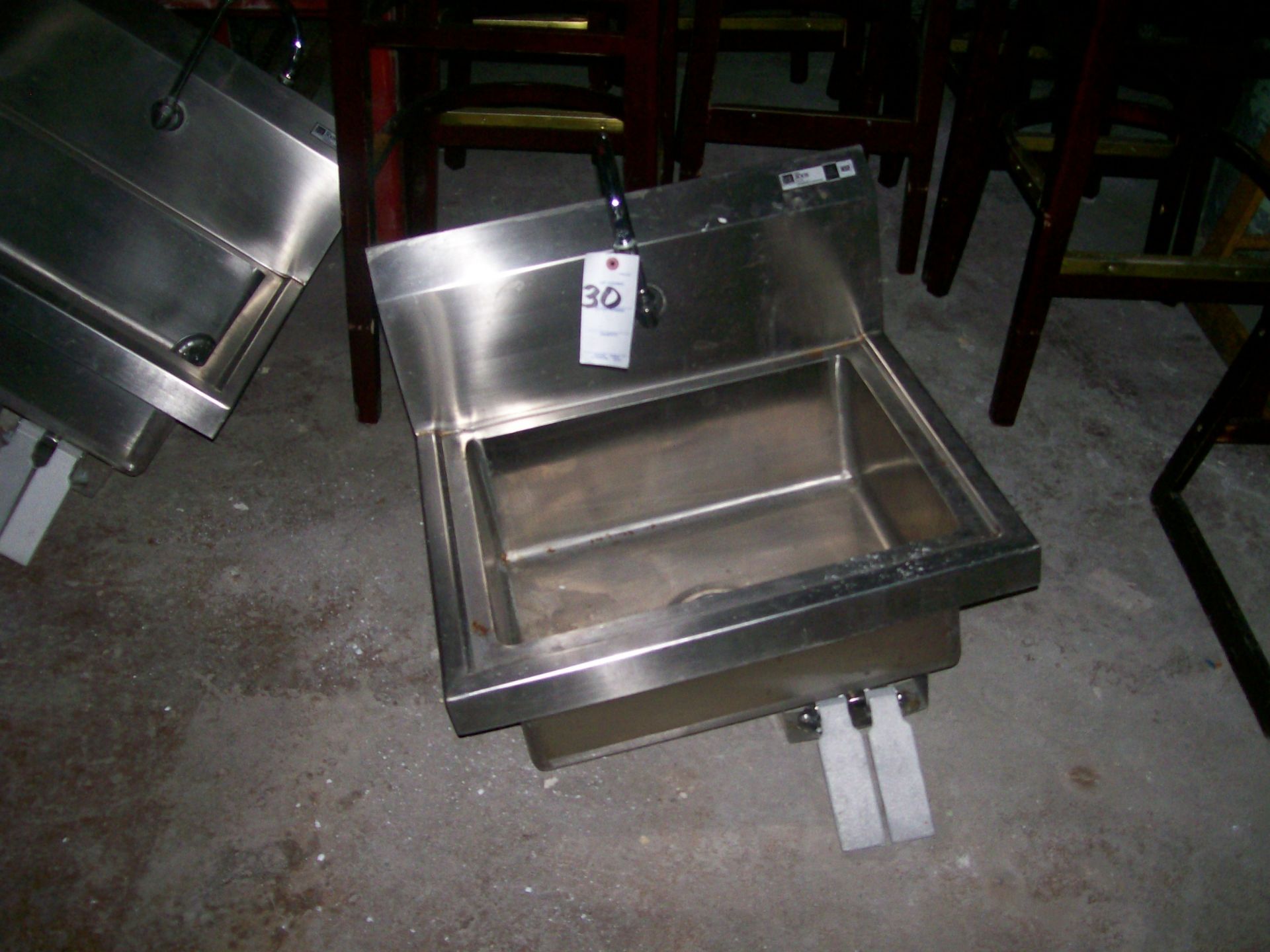 KNEE PEDDLE WASH SINK 25X20