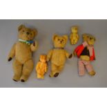 Five mohair teddy bears, height of tallest 50 cm.