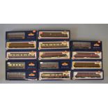 OO Gauge Bachmann 14 x Assorted coaches, various liveries. VG boxed.