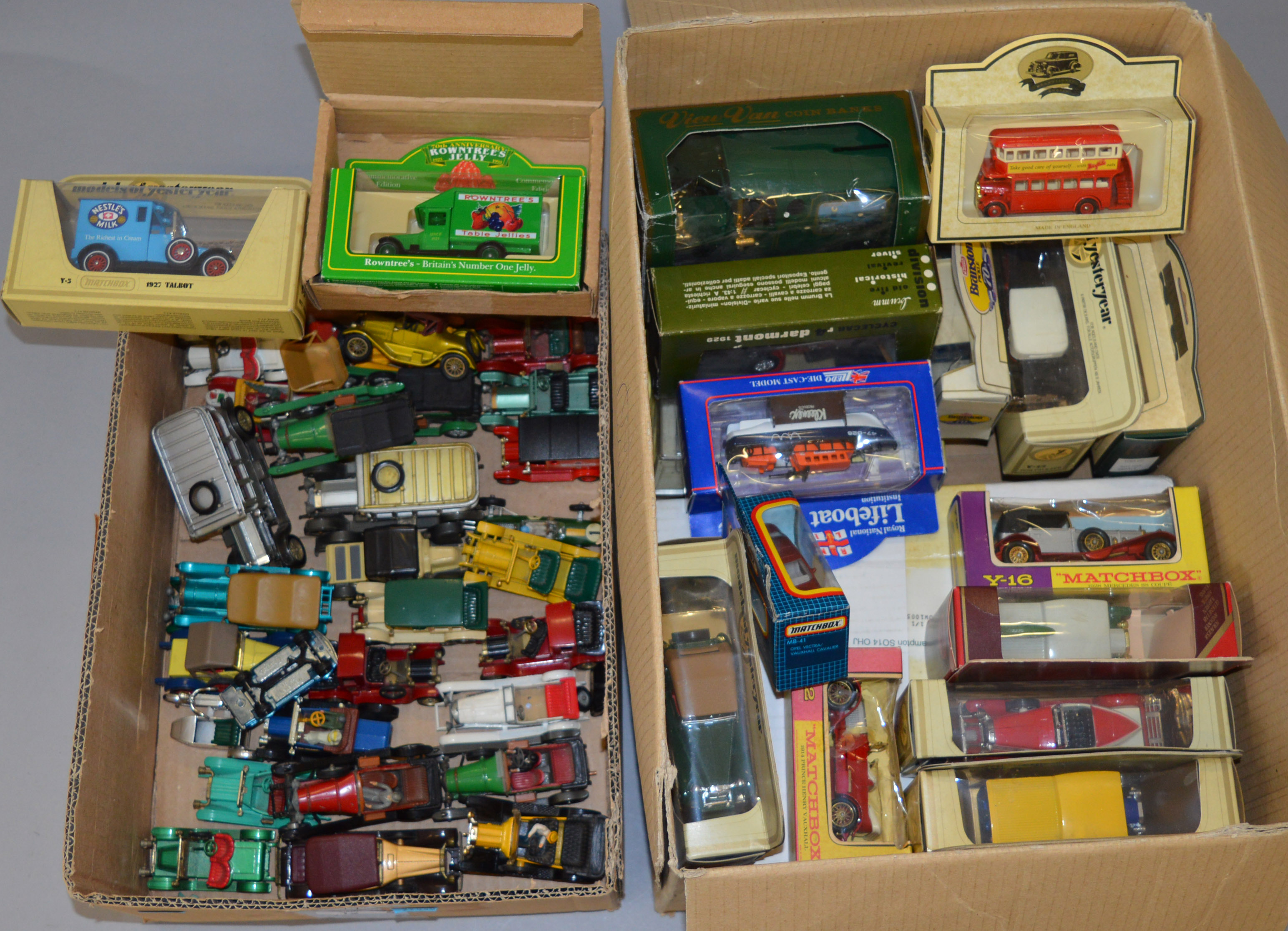 Good lot of assorted boxed and unboxed diecast including Matchbox Models of yesteryear,