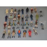 Thirty three loose Star Wars figures missing weapons and accessories however otherwise mostly