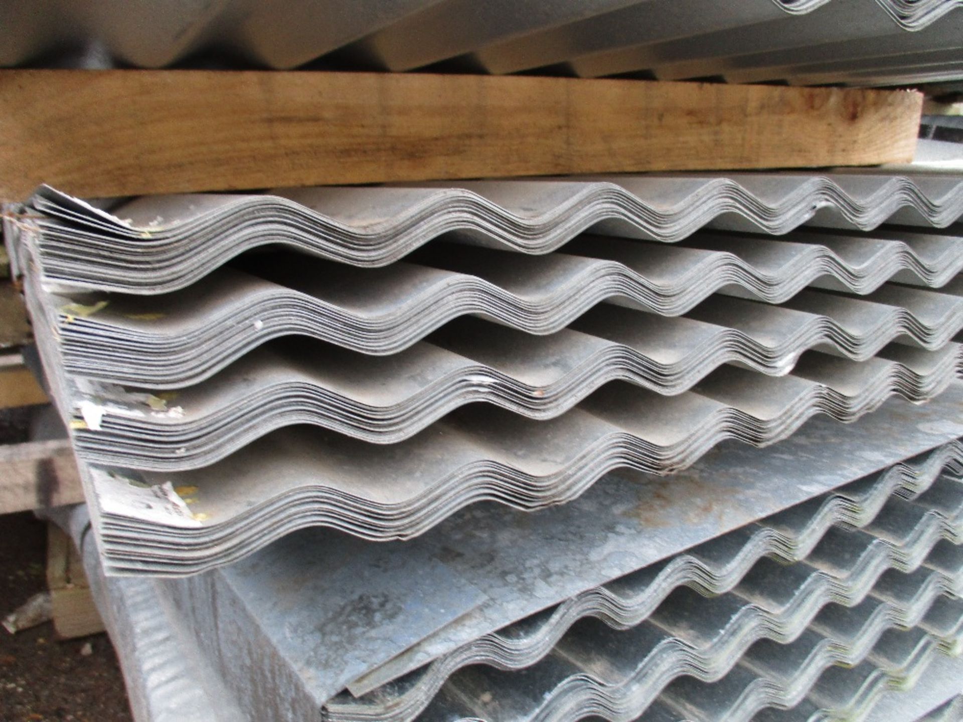 4no Packs of 25no. 8ft approx. galvanised corrugated roof sheets  100 sheets in total in this lot