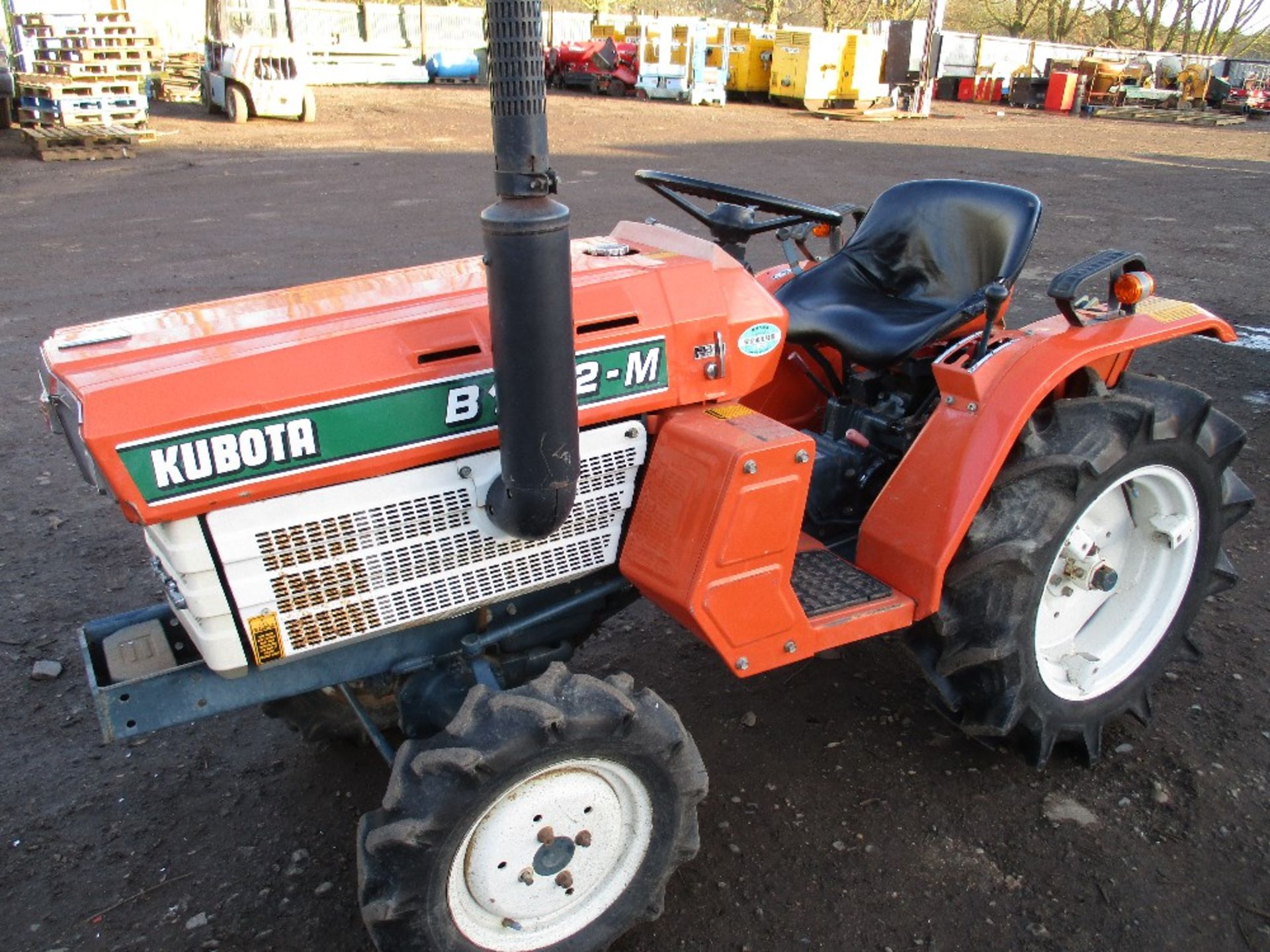 Kubota B1502M 4-wd compact tractor. Drives steers and brakes - Image 2 of 5