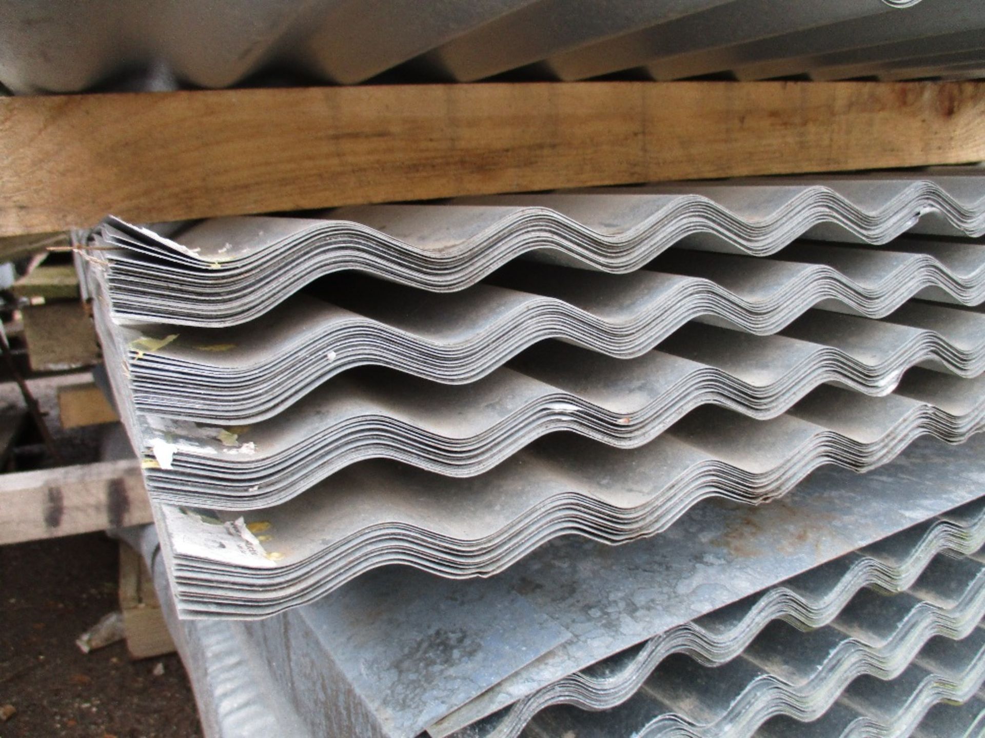 4no Packs of 25no. 10ft approx. galvanised corrugated roof sheets  100 sheets in total in this lot