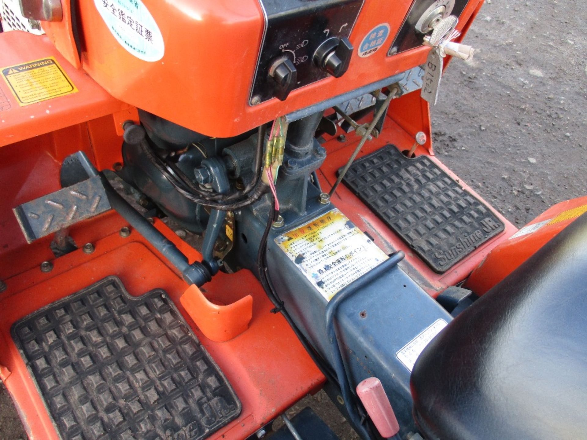 Kubota B1502M 4-wd compact tractor. Drives steers and brakes - Image 5 of 5