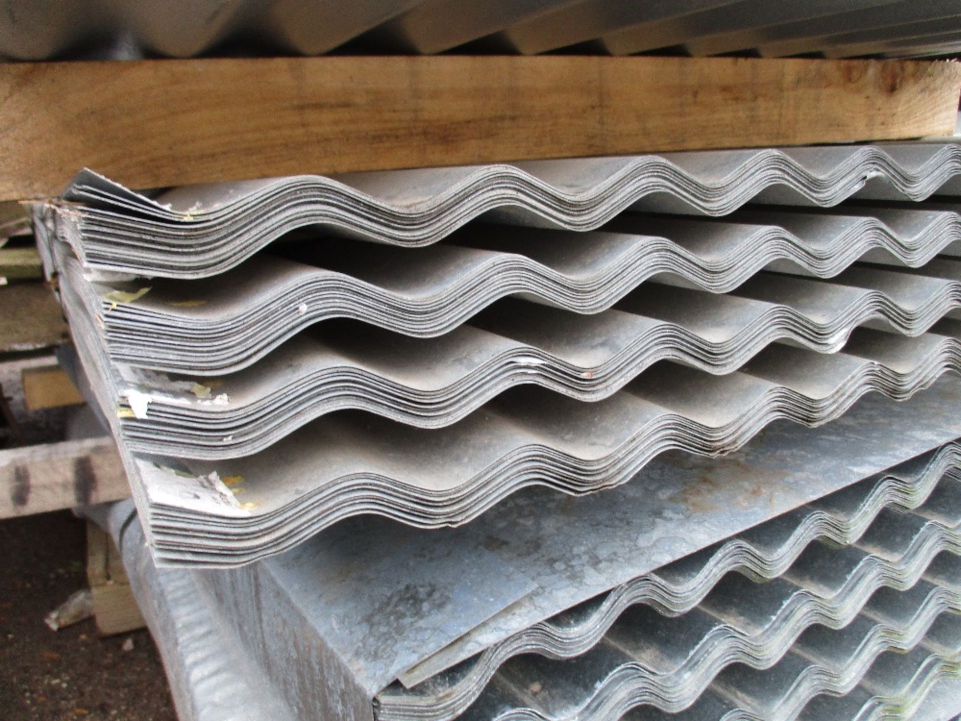 4no Packs of 25no. 10ft approx. galvanised corrugated roof sheets    100 sheets in total in this lot