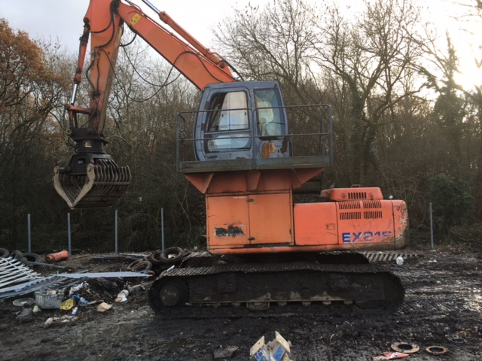 Hitachi EX215 tracked excavator with fixed high cab fitted with selector grab. - Image 2 of 5