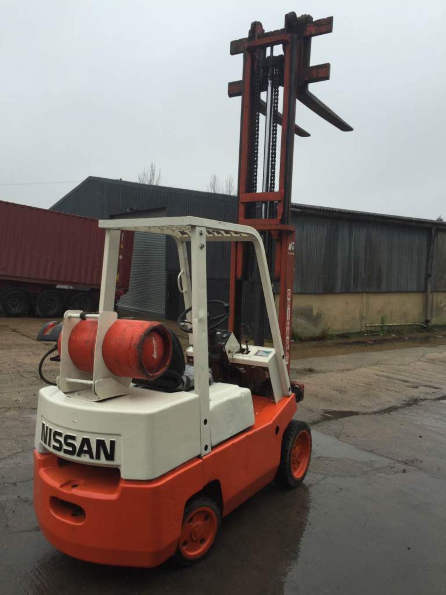 Nissan gas forklift - Image 2 of 4