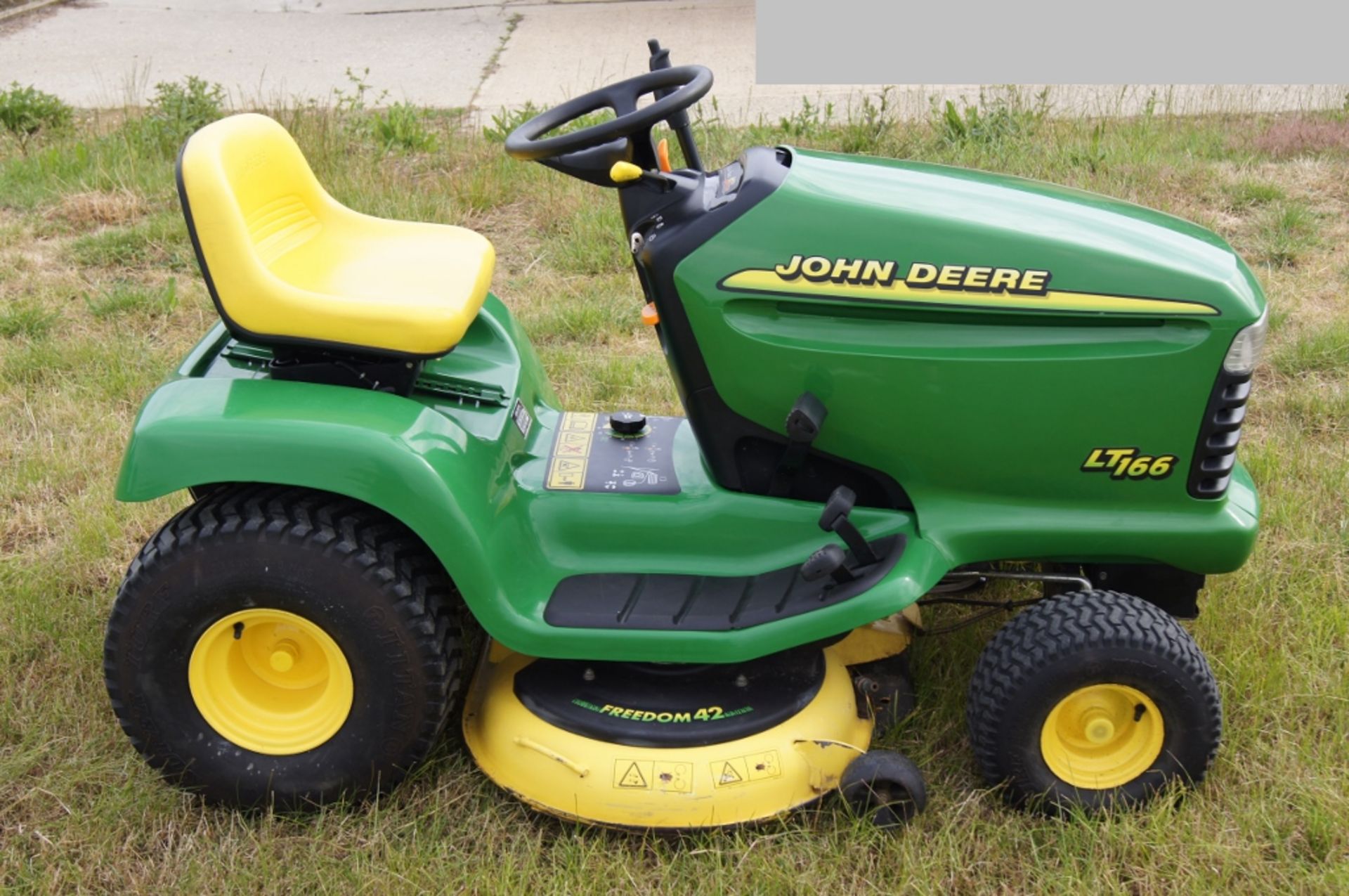 John Deere LT166 ride on mower with 42” mulch deck - Image 5 of 8