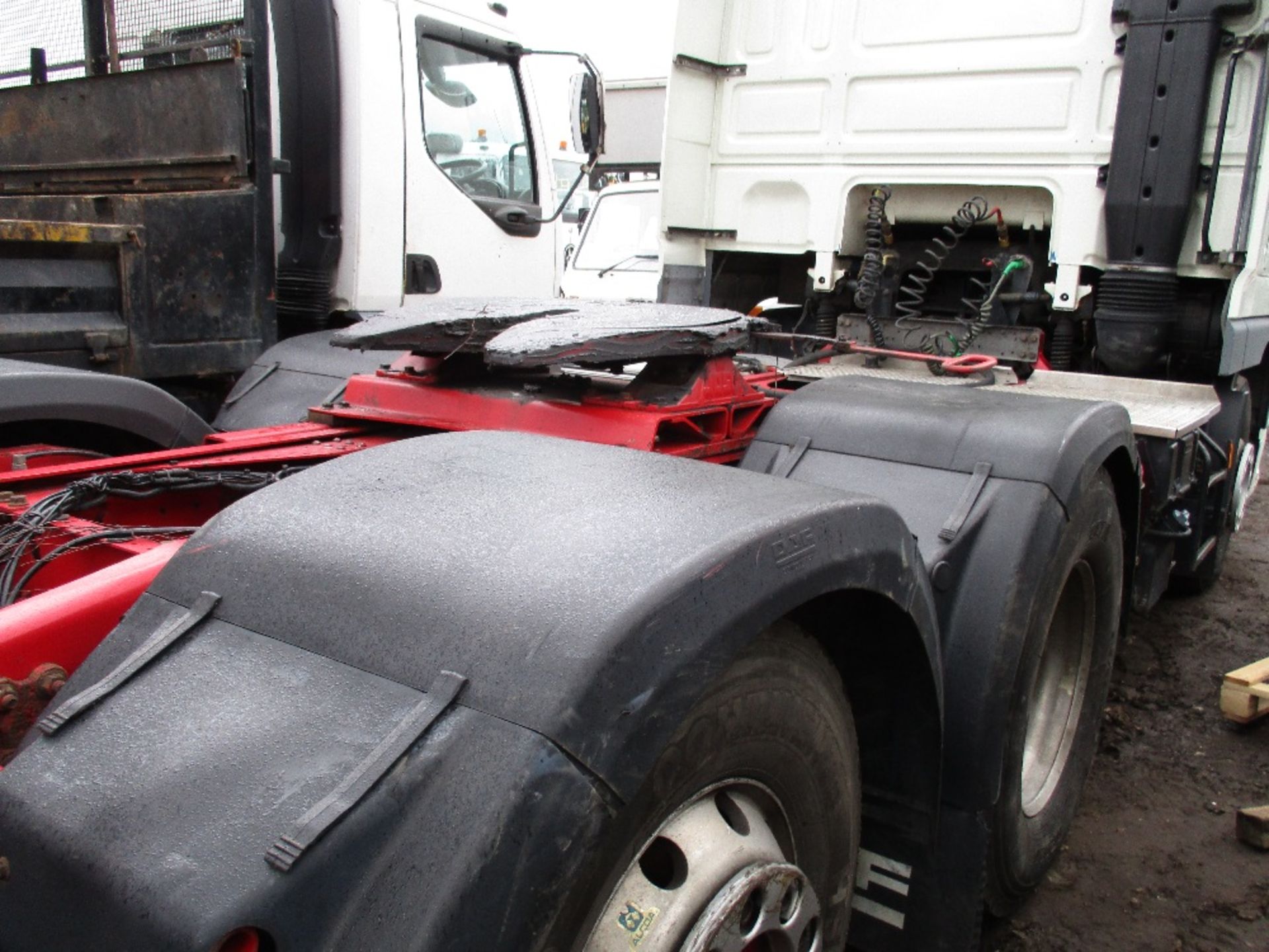 DAF XF105.460 6x2 tractor unit rear lift axle sleeper cab. - Image 9 of 13