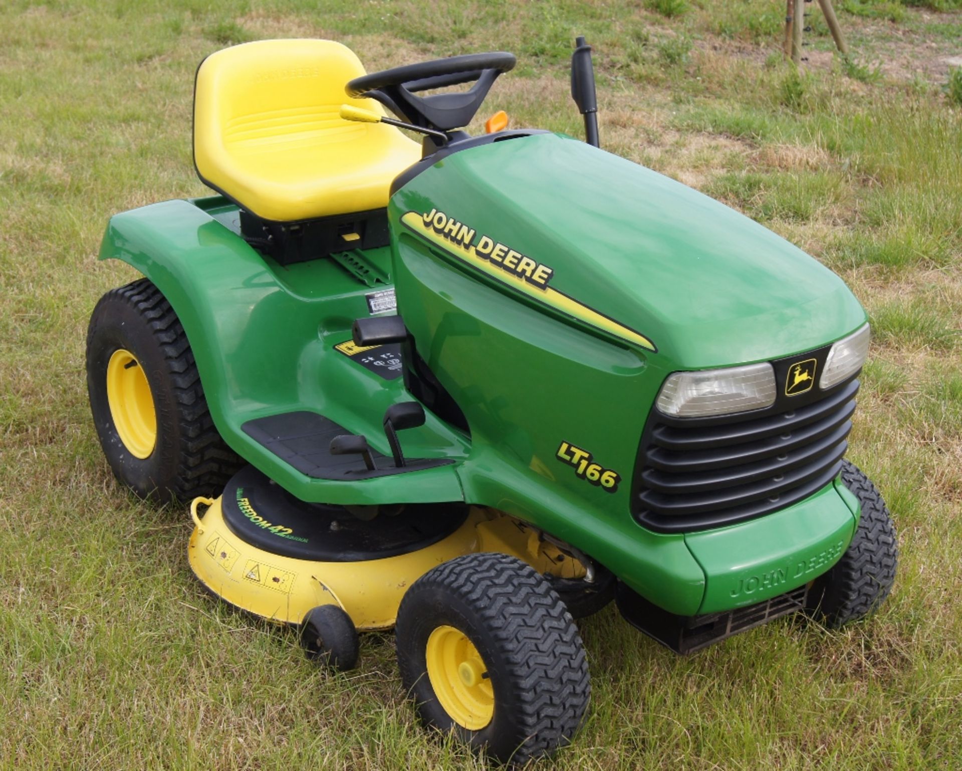 John Deere LT166 ride on mower with 42” mulch deck - Image 4 of 8